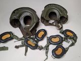 Plusieurs paires de lunettes de protection militaires sont posées sur une table