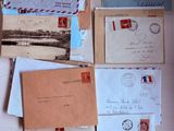 de nombreuses vieilles lettres et enveloppes disposées sur une table