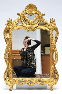 une femme se prenant en photo dans un miroir