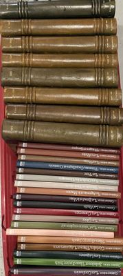 de nombreux livres empilés les uns sur les autres dans une boîte rouge