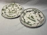 deux assiettes ornées de motifs verts et blancs