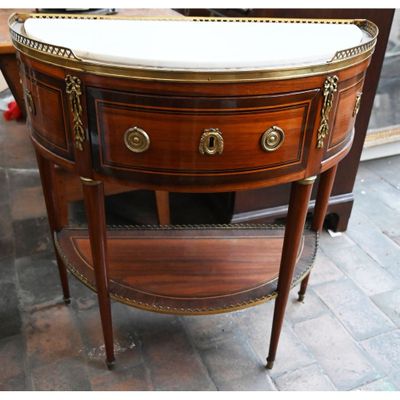 une petite table avec un plateau en marbre