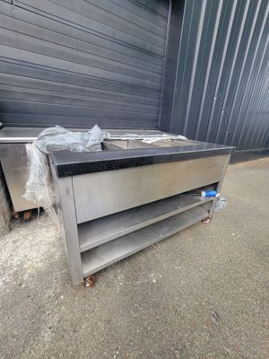 une table en métal posée devant un bâtiment