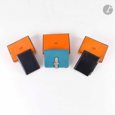 trois téléphones portables sont alignés les uns à côté des autres sur une surface blanche
