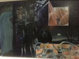 un tableau représentant un homme coiffé d'un chapeau et une femme en robe, exposé dans la vitrine d'un magasin