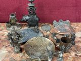 une table sur laquelle se trouvent de nombreux objets différents