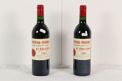 deux bouteilles de vin rouge posées l'une à côté de l'autre sur une table