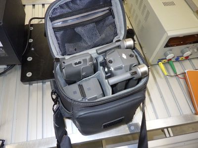 un sac contenant tout un tas d'appareils électroniques