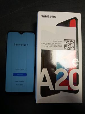un emballage de Samsung A20 à côté d'un emballage de Samsung A20