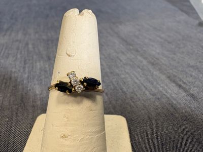 une bague en or ornée de deux pierres noires