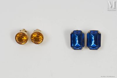 deux paires de boucles d'oreilles en saphir et citrine sur un fond blanc