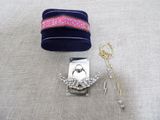 un chapeau bleu et une bague en argent posés sur une table