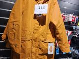 une veste jaune accrochée au mur d'un magasin