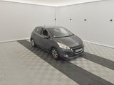 une petite voiture garée dans un garage