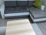 un canapé et une table basse dans un salon