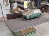 une machine posée sur une table dans un garage