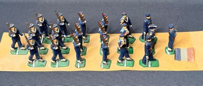 un grand nombre de figurines sur une table