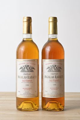 deux bouteilles de vin posées sur une table