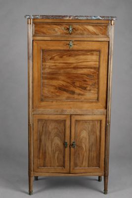 une armoire en bois munie d'une porte et d'un tiroir au-dessus