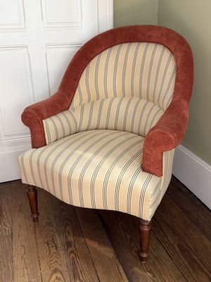 une chaise qui se trouve dans le coin d'une pièce