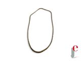 gros plan d'un collier sur une surface blanche