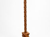 une image représentant une grande sculpture en bois sur fond blanc