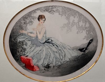 une photo d'une femme en robe bleue, assise sur un banc