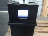 une machine posée sur une palette