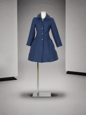 une photo d'un manteau bleu sur un présentoir pour mannequin