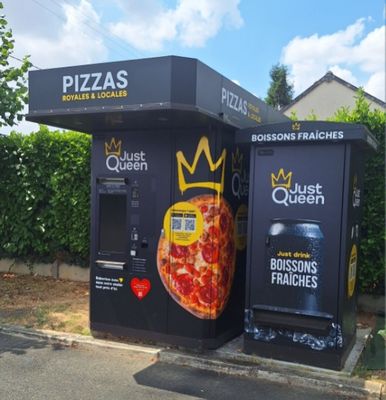 deux distributeurs automatiques sur lesquels sont représentées des pizzas