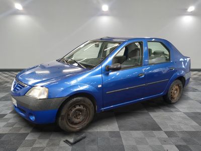 la photo d'une voiture bleue garée dans un garage
