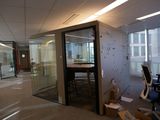 une pièce dotée d'une paroi vitrée et d'un bureau