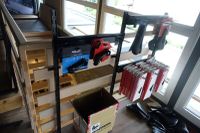 SUR DESIGNATION : Un ensemble de mobilier d'agencement de ma… (photo 2)