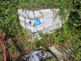 un vieux matelas abandonné dans l'herbe
