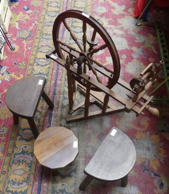 un rouet et des tabourets posés sur un tapis dans une pièce