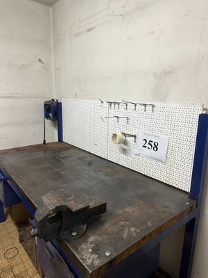 une photo d'un établi dans un atelier