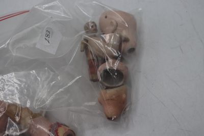 deux peluches dans des sacs en plastique posées sur une table