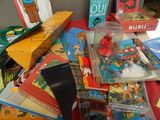 une pile de livres et de jouets pour enfants posée sur une table