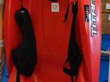 un kayak rouge posé sur un support dans une pièce