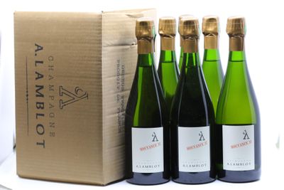 six bouteilles de vin sont alignées en rang devant une boîte