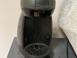 une cafetière posée sur une table à côté d'un livre