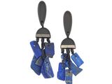 boucles d'oreilles ornées de pierres bleues et noires sur fond blanc