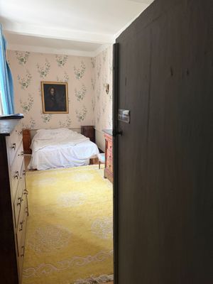 Contenu d'une chambre : Commode haute en bois naturel rustiq… - Photo 1