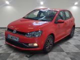 La Volkswagen Polo rouge est garée sur un sol à damier.