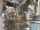 de nombreuses pièces de moteur éparpillées sur le sol d'un garage