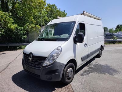 une camionnette blanche garée sur un parking avec des arbres en arrière-plan