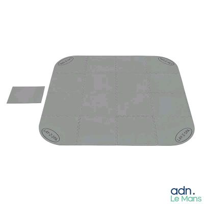 une photo d'un tapis gris orné d'un motif