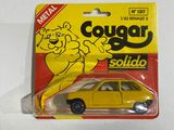 une petite voiture jaune exposée sur une table