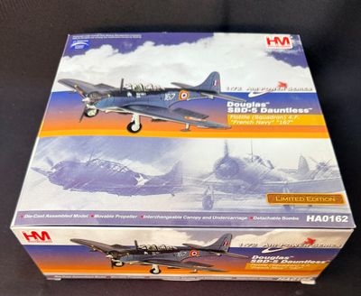une boîte contenant une maquette d'avion
