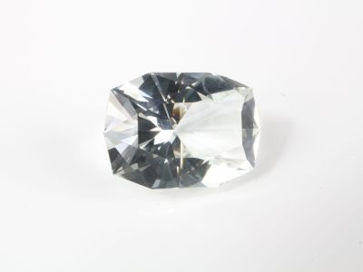 gros plan d'un diamant sur une surface blanche